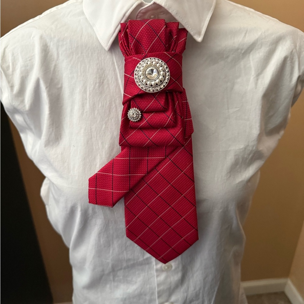 🚫🚫🚫🚫 SOLD !!!Red Patterned Tie with Decorative Brooch🚫🚫🚫